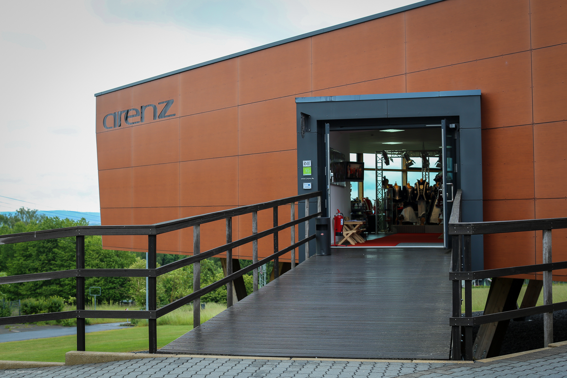 der Eingang zum Showroom von arenz in Derbach the arenz Headquaters