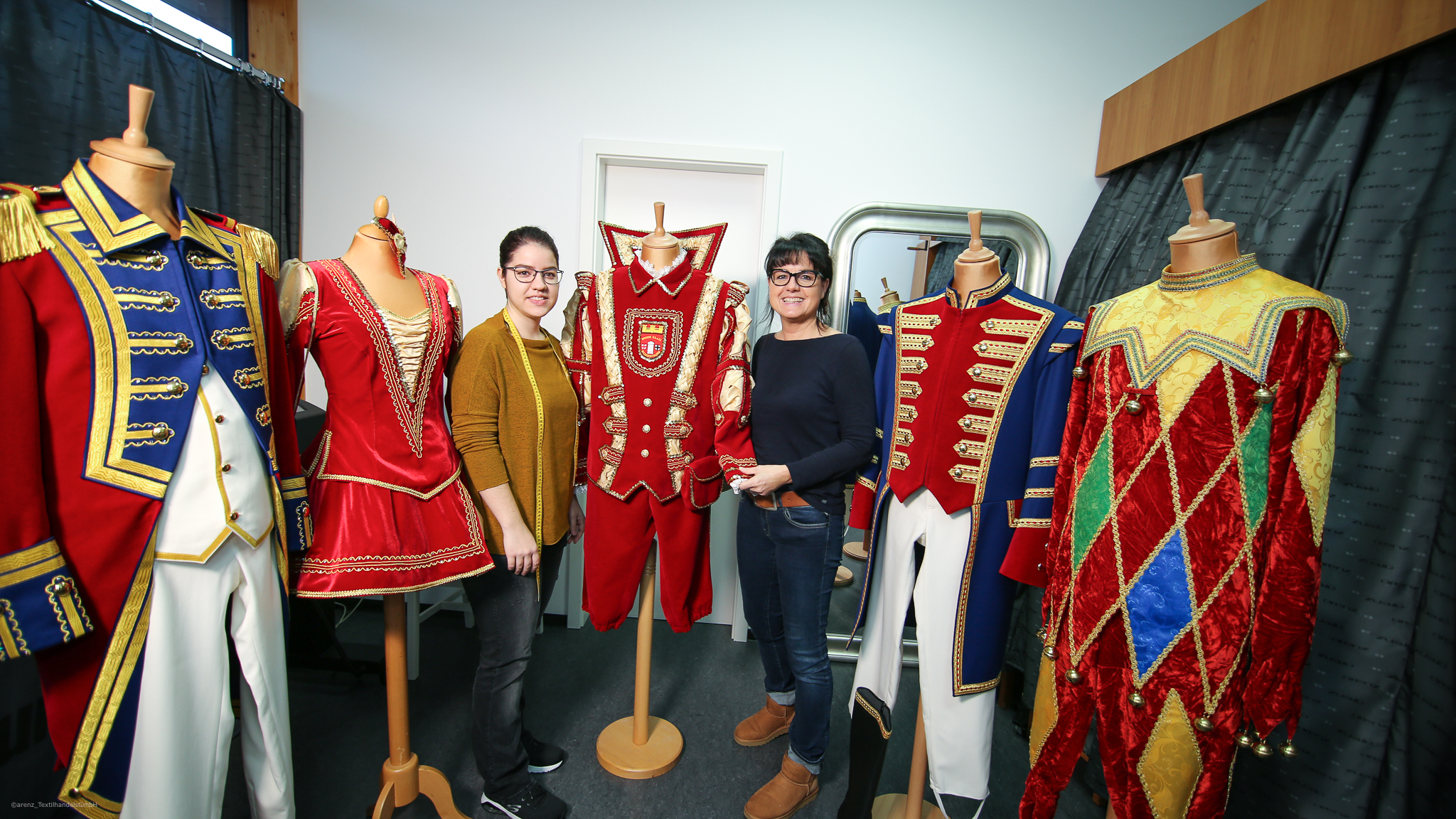 Uniformen aus der Uniformwerkstatt arenz präsentiert von Pia und Sarah Arenz