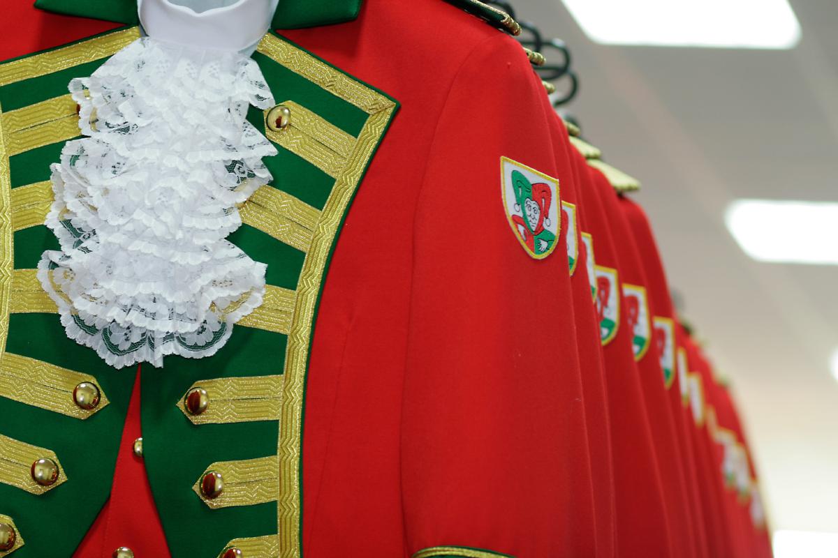 Uniformen mit Vereinslogo bestickt