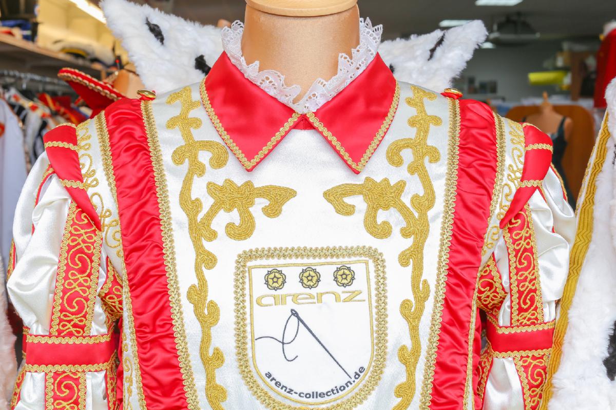 Prinzenornat reichhaltig mit Kurbelstickerei in rot weiss gold Prinzenornat reichhaltig mit Kurbelstickerei