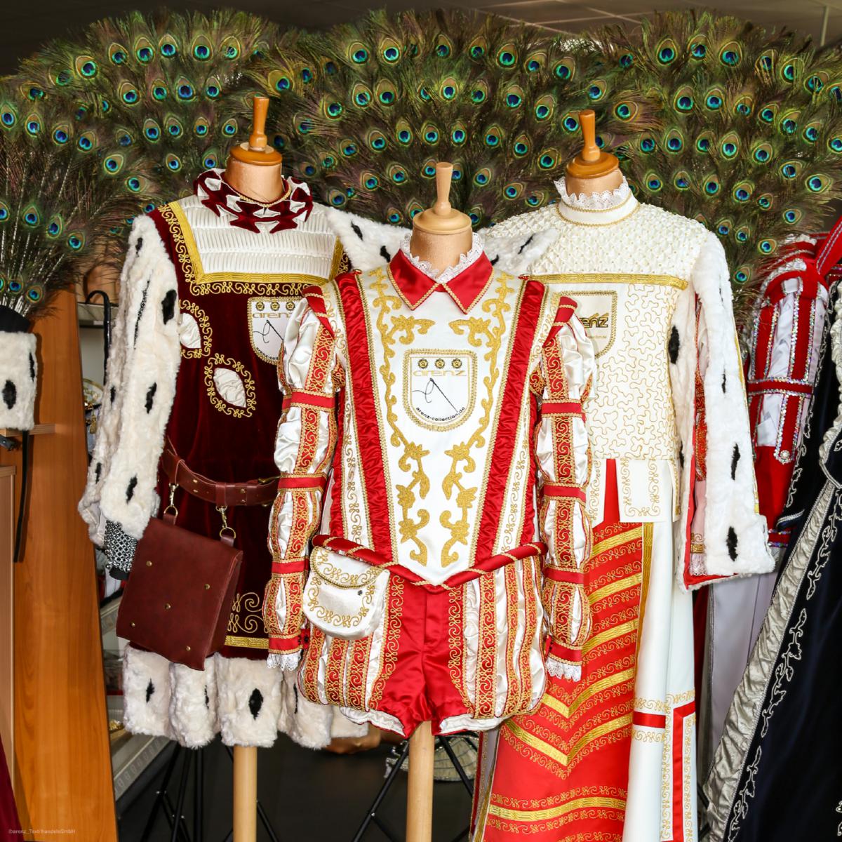 Dreigestrirn mit Prinz, Bauer und Jungfrau im Showroom arenz Dreigestrirn mit Prinz, Bauer und Jungfrau im Ausstellungsraum arenz