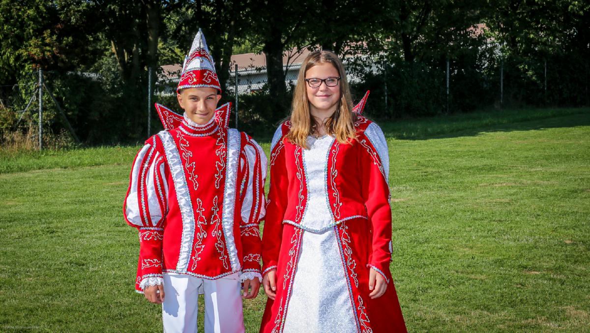 Kinderprinzenornat und Kiderprinzessin in for weiss mit silber Kurbelstickerei Kinderprinzenornat und Kiderprinzessin in for weiss mit silber Kurbelstickerei