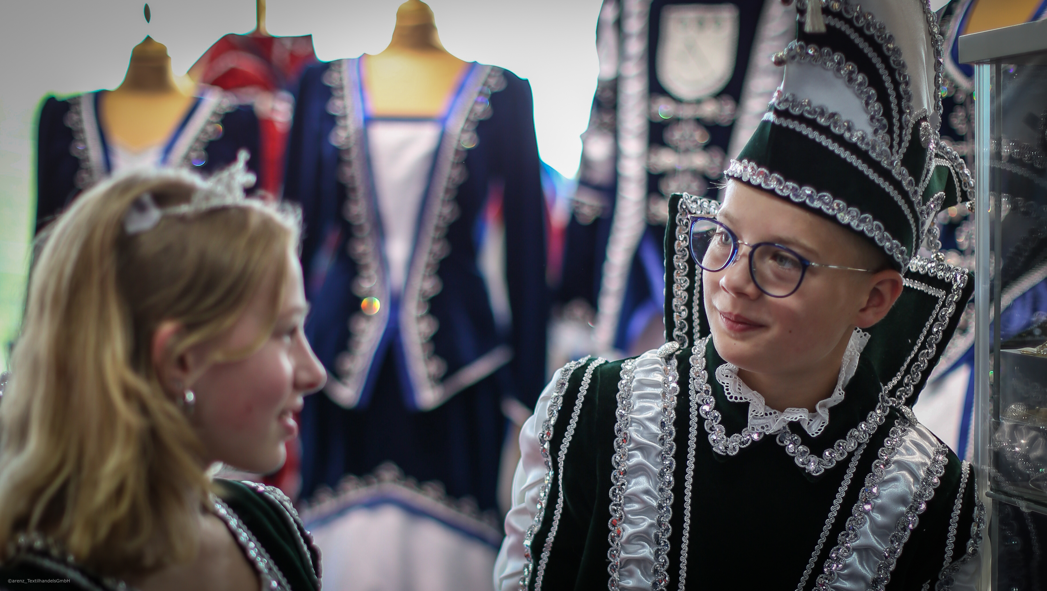 Kinderprinz und Kinderprinzessin bei der Anprobe der neuen Roben Kinderprinz und Kinderprinzessin bei der Anprobe der neuen Ornate